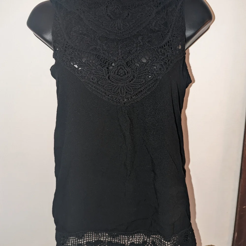 Black tank with crochet detail - Picture 1 of 2